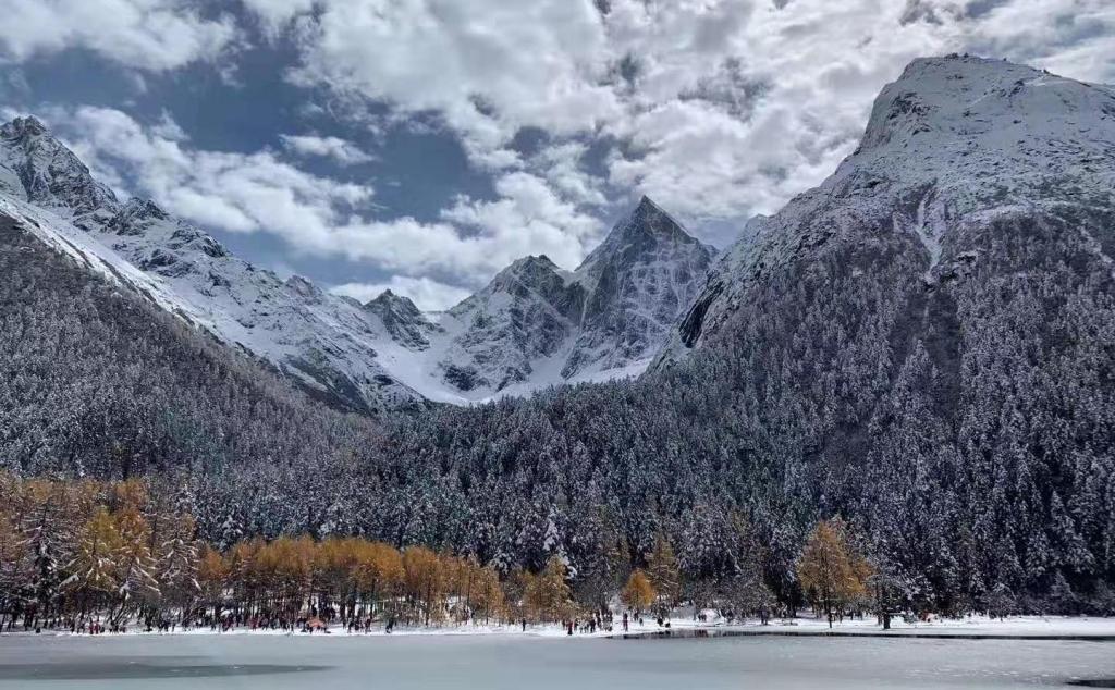 重慶出發(fā)周邊3日賞雪自駕游：畢棚溝-磐羊湖-龍王海-甘堡藏寨3日川西自駕游